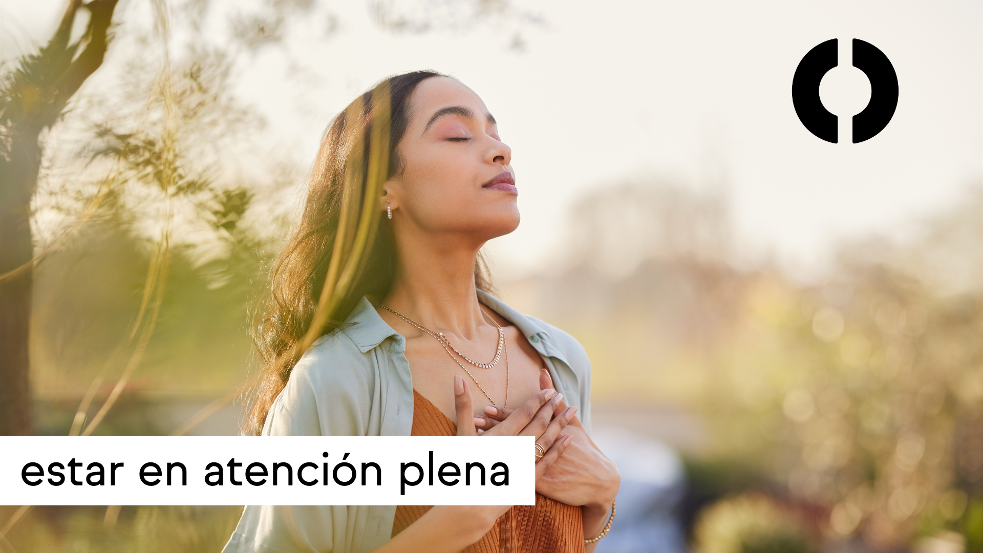 Woman in field taking a deep breath, the image is meant to invoke a calm and relaxing atmosphere. The allcove logo is placed on the top right corner, with text in the bottom left which reads "estar en atención plena."
